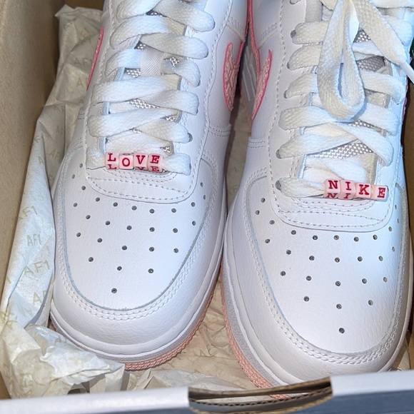 Nike Air Force 1 ‘07 Valentines Day 2022 - Picture 12 of 15
